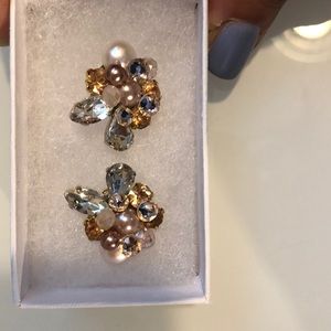 GORGEOUS cluster stud earrings.